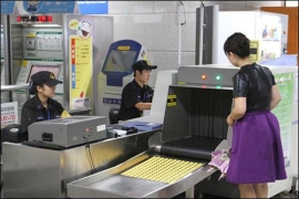 文明你我他，車站行李過(guò)安檢機(jī)為大家